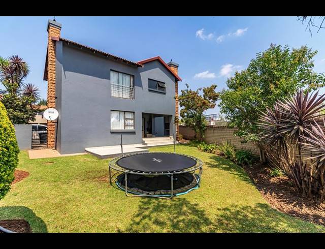 3 BEDROOM HOUSE FOR SALE IN MIDSTREAM ESTATE